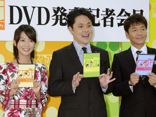 「くりぃむナントカ」ＤＶＤ発売会見に出席した（右から）上田晋也、有田哲平と大木優紀アナ