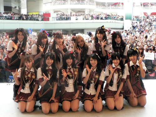 大阪でイベントを行った高橋みなみ（前列左端）らＡＫＢ４８の選抜メンバー