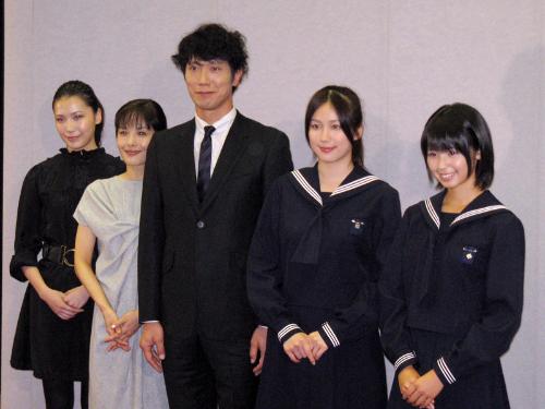 ＮＨＫの連続ドラマ「チャレンジド」の試写会に出席した（左から）村川絵梨、富田靖子、佐々木蔵之介、夏未エレナ、小池里奈