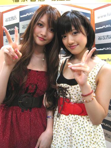 初の写真集を発売した三浦葵(左)と萌の姉妹