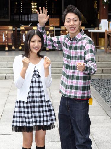 映画 私の優しくない先輩 制作発表 縁結び神社の東京大神宮の社殿をバックにポーズをとる川島海荷 左 とはんにゃの金田哲 スポニチ Sponichi Annex 芸能