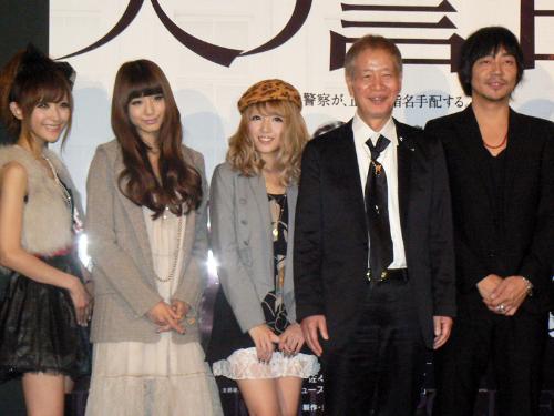 【画像・写真】角川監督　カリスマモデルにメロメロ