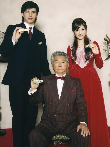 ロッテ「味わいカリンのど飴」の新ＣＭで共演した（左から）城田優、みのもんた、小倉優子