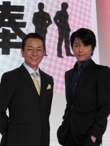 テレビ朝日「相棒シーズン８」の会見に出席した水谷豊（左）と及川光博