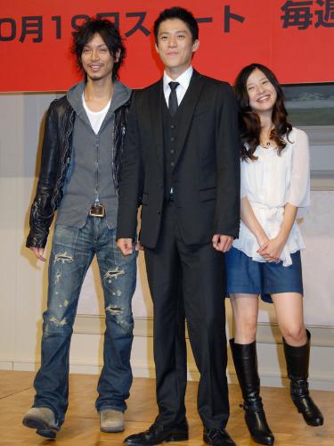フジテレビ系の新ドラマ「東京ＤＯＧＳ」の制作発表に出席した（左から）水嶋ヒロ、小栗旬、吉高由里子