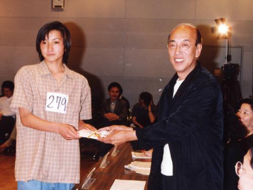 １９９７年「身毒丸オーディション」で優勝し、蜷川幸雄氏（右）から賞金を手渡される藤原竜也