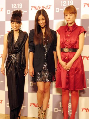 映画 アサルトガールズ の完成会見に出席した 左から 佐伯日菜子 黒木メイサ 菊地凛子 スポニチ Sponichi Annex 芸能