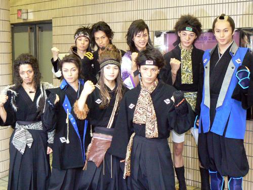 舞台「鴉～ＫＡＲＡＳＵ～１０」が２０日開幕した「Ｄ－ＢＯＹＳ」。（前列左から２人目が）仙台藩士堀田を演じる遠藤雄弥