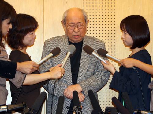 多くの報道陣が集まる中、南田洋子の病状について会見する長門裕之