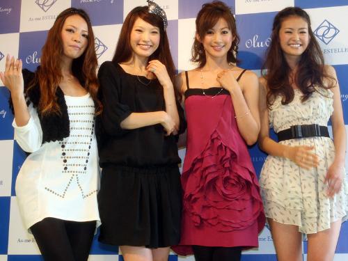それぞれがデザインしたジュエリーを身につけ、ポーズを決める（左から）小田切恵子、森貴美子、高垣麗子、葛岡碧
