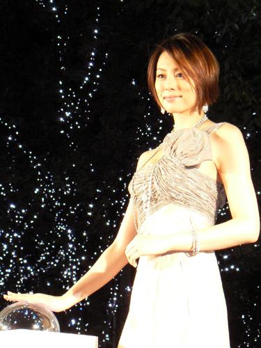 【画像・写真】米倉涼子　幻想的点灯式“宝石ドレス”で登場