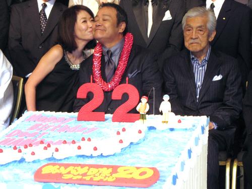 映画「釣りバカ日誌２０」公開記念パーティー。誕生ケーキを前に愛妻役の浅田美代子からキスをプレゼントされた西田敏行。三国連太郎はクールに見て見ぬふり？