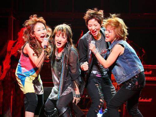 舞台「輝け！主婦バンド」のクライマックスで熱唱する（左から）杏子、エド・はるみ、秋野暢子、中澤裕子