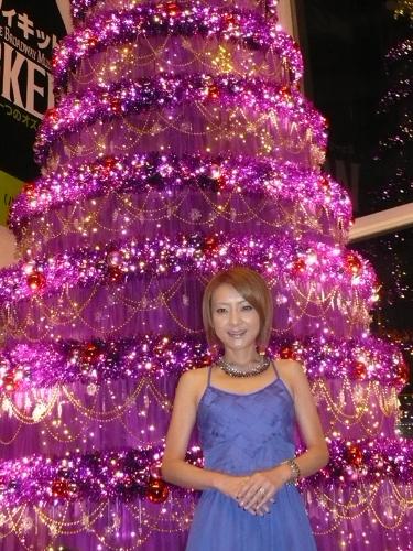 大阪・梅田で行われたクリスマスツリー点灯式に参加し笑顔を見せる西川史子