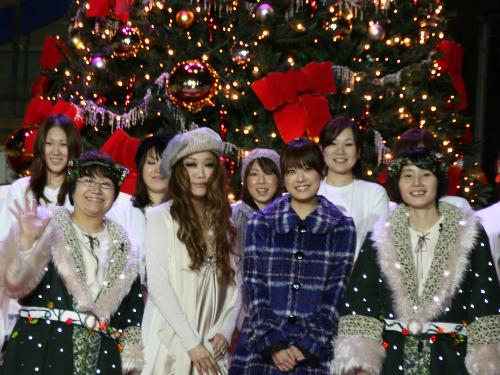 クリスマス・キャロル熱唱ジャパン・プレミアに参加した（右から）箕輪はるか、福田沙紀、ＪＵＪＵ、近藤春菜
