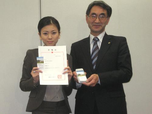 青森市観光大使の委嘱状を授与された斉藤里恵さん（左）と鹿内博青森市長