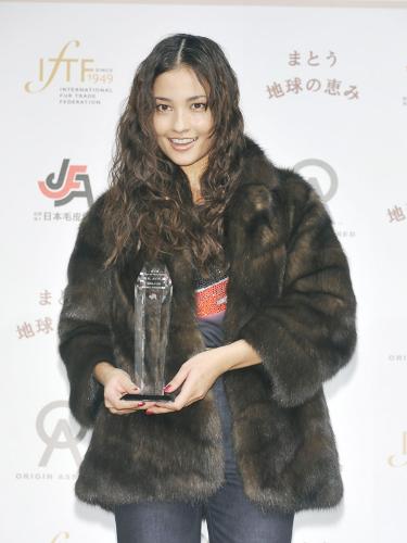 【画像・写真】心も体もホカホカ？熱愛中メイサに超高級毛皮