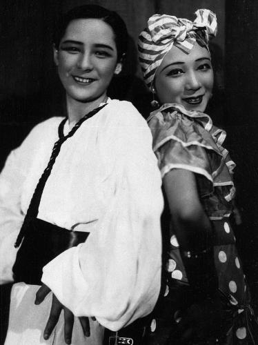 松竹少女歌劇団時代の水の江滝子さん（左）の舞台姿