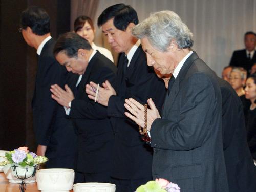 森繁久弥さんの葬儀・告別式で焼香する小泉元首相