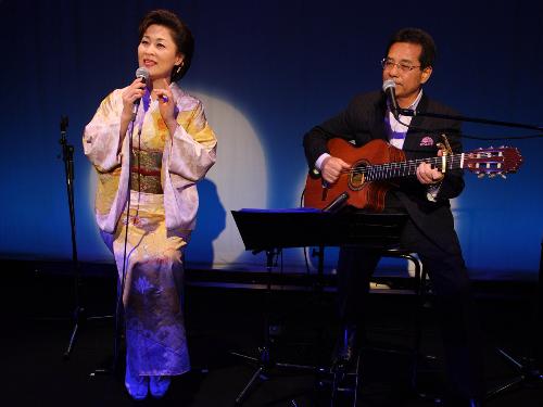 作曲家・弦哲也さん（右）の ギター伴奏で新曲「彩花」を熱唱する島津悦子
