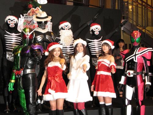 映画公開イベントを行った（前列左から）仮面ライダーＷ、板野友美、渋谷飛鳥、山本ひかる、仮面ライダーディケイド、（後列左から2番目）仮面ライダースカル