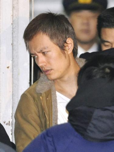 逮捕され、東京・麻布署に入る押尾学容疑者