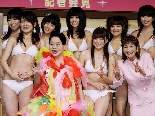 【画像・写真】場違い？ビキニのＹＧＡの中に“地味な衣装”の姉さん乱入