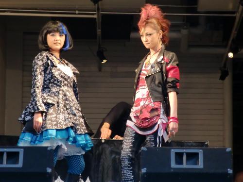 【画像・写真】元モー娘・吉澤＆石川がＸマス・ゲリラライブ