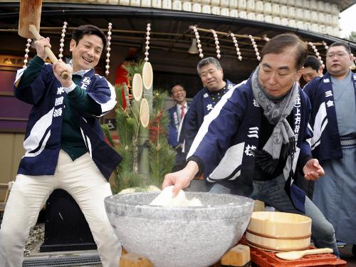 【画像・写真】暗い世相を笑い飛ばせ！大阪「繁昌亭」でもちつき