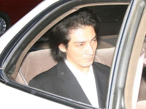 ２００７年１１月２１日初公判のため東京地裁に入る元光ＧＥＮＪＩ・赤坂晃（手前）
