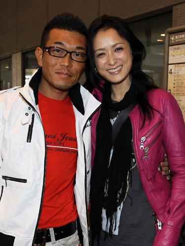 婚前バリ旅行から笑顔で帰国し 寄り添う国生さゆり 右 と婚約者でコンサルタント会社社長の甲田英司氏 スポニチ Sponichi Annex 芸能