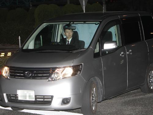 東京地裁から戻ってきた押尾学容疑者を乗せたとされる車