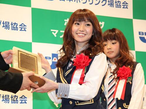 グランプリを受賞し、笑顔を見せるＡＫＢ４８の大島優子