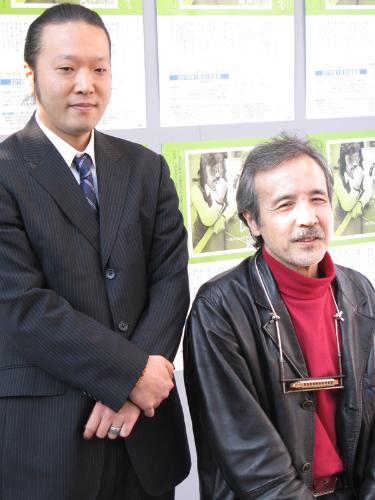 美空ひばりさんの長男、加藤和也氏（左）と“　フォークの神様”岡林信康