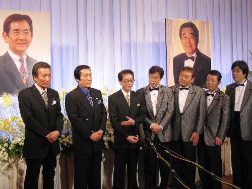 浜名ヒロシさん（左）森聖二さんの遺影の前で会見を行う「東京ロマンチカ」と「ロス・プリモス」のメンバー