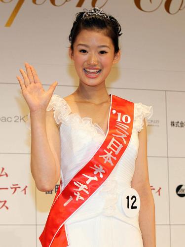 笑顔を見せるスポニチ特別賞で、ミス・ネイチャーに輝いた鈴木華子さん