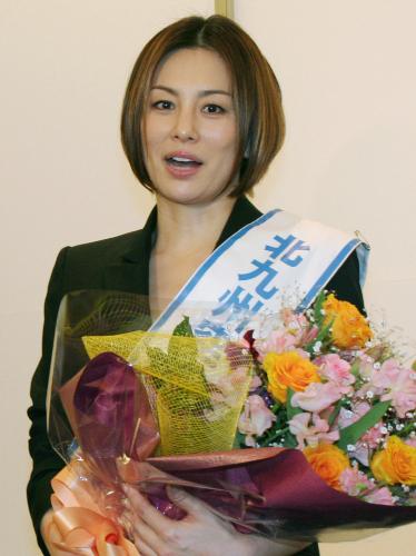 北九州空港の一日空港長を務めた女優の米倉涼子