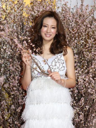 桜の枝を手にポーズをとる北川景子