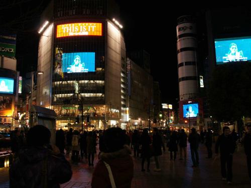 渋谷駅前４面大型ビジョンで「マイケル・ジャクソン　ＴＨＩＳ　ＩＳ　ＩＴ」の特別映像を放映