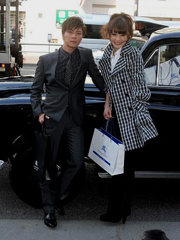 ロンドンタクシーの前でポーズをとる成宮寛貴（左）と西山茉希
