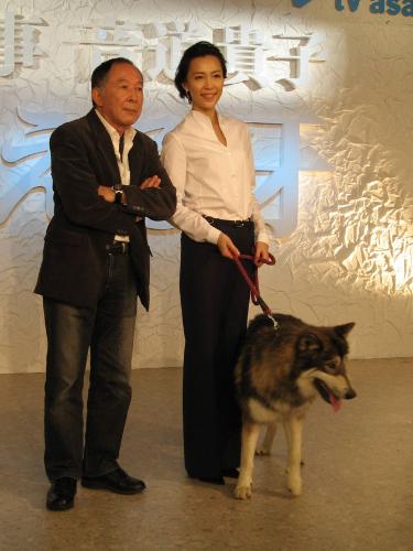 テレビ朝日「女刑事　音道貴子　凍える牙」の制作発表会見に出席した木村佳乃、橋爪功と劇中に出演した犬