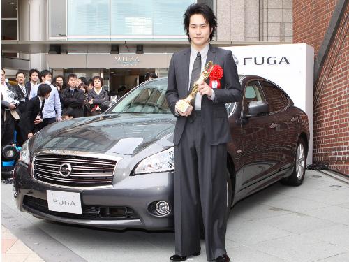 【画像・写真】松ケン「ＦＵＧＡ」獲得！小雪を助手席に…