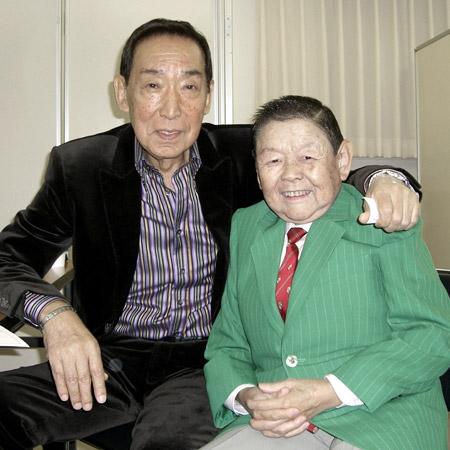 藤田まことさんと白木みのるさん（右）。「てなもんや」放送終了後も、私生活では兄弟のように付き合ってきたという＝０７年１０月、大阪市内