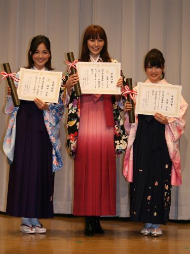 晴れ着姿で「卒うた」の完成披露試写会に登場した（左から）国仲涼子、長澤まさみ、志田未来