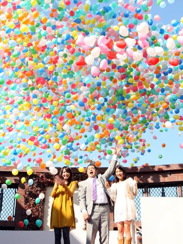 【画像・写真】ガッキー、川島海荷　藤田さんへ届けと空に風船