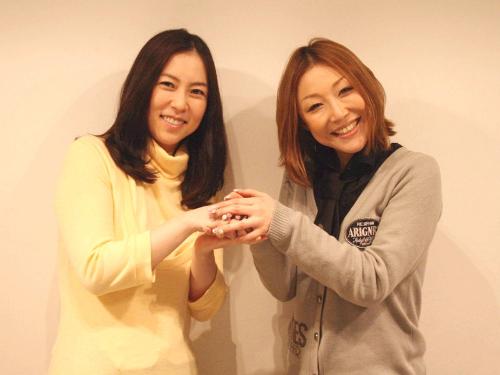 アニメ版「だめんずうぉ～か～」の主題歌を歌う小原正子（右）と原作者の倉田真由美さん