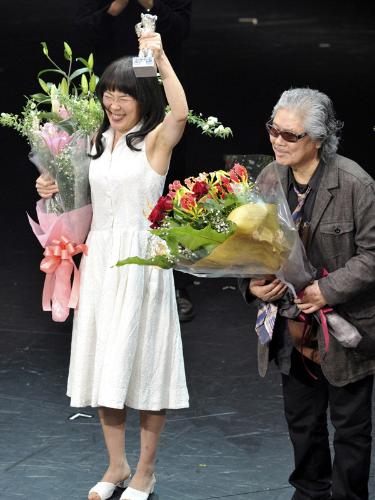 ベルリン国際映画祭・最優秀女優賞のトロフィーを授与され喜ぶ寺島しのぶさん（左）。右は若松孝二監督