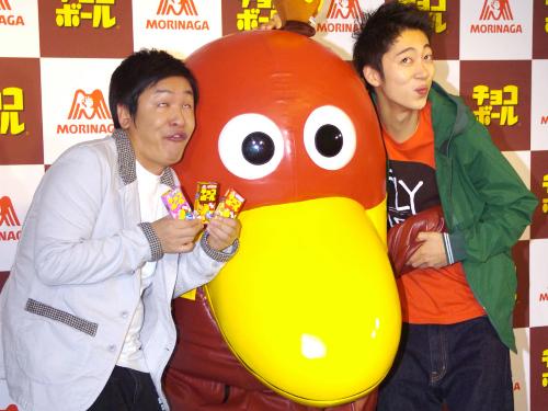 「チョコボール」の新ＣＭ発表会に登場し“変顔”を披露した「はんにゃ」の川島章良（左）と金田哲
