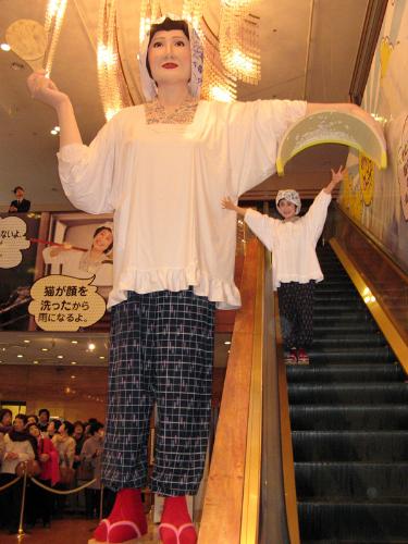 小林幸子の明治座公演初日。ロビーに飾られた“メガシリーズ”第２弾「メガかあちゃん」と小林幸子