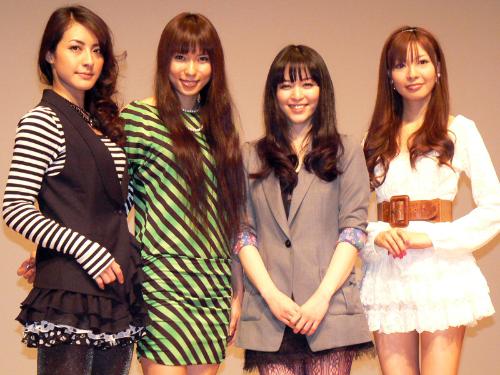映画「美しき女豹」の試写会に出席した（左から）川村りか、高野モニカ、岩佐真悠子、折井あゆみ